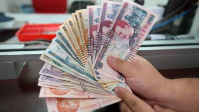 Billetes de 1, 2, 20, 50, 100 y 500 lempiras | Fotografía de archivo