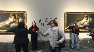 Dos activistas adolescentes pusieron pegamento en los marcos de dos obras de artes en un museo de Madrid.