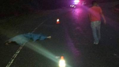 El cadáver quedó tendido en el pavimento.