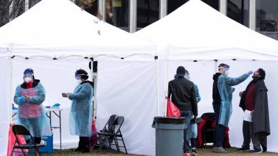 Según los CDC, en los últimos siete días el promedio de ingresos hospitalarios fue de 14,800 diarios.