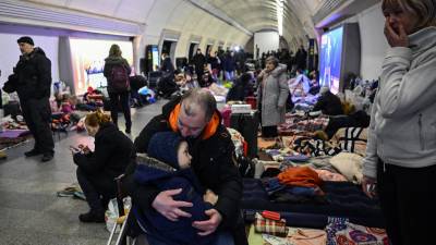 Miles de personas se refugian en el metro de Kiev de los bombardeos rusos en la capital ucraniana.
