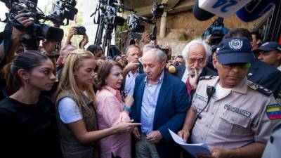 Los senadores españoles junto a Lilian Tintori, esposa del opositor Leopoldo López.