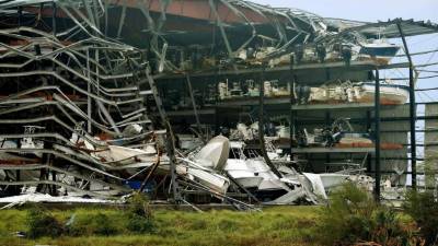 Un almacenamiento de embarcaciones quedó destrozado en la ciudad de Rockport.