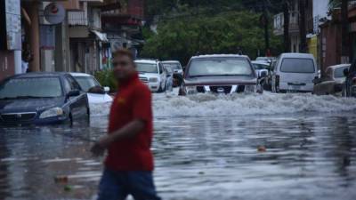 Una tormenta de 20 minutos inundó las calles del centro de La Ceiba.