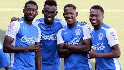 Johnny Palacios, Alberth Elis, Romell Quioto y Kevin Álvarez muy sonrientes en la práctica del jueves. Foto Juan Salgado