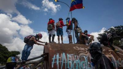 Un grupo de personas participa en una manifestación el sábado 20 de mayo de 2017, en Caracas (Venezuela). EFE