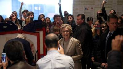 La candidata presidencial demócrata Hillary Clinton camina a un stand para votar en Douglas G. Griffin School en Chappaqua, Nueva York. AFP