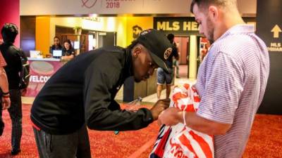 Alberth Elis dio autógrafos a varios aficionados a unas horas del partido.