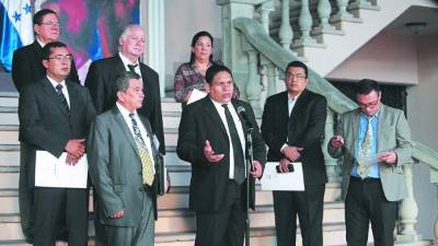 Colegios profesionales después de la reunión.