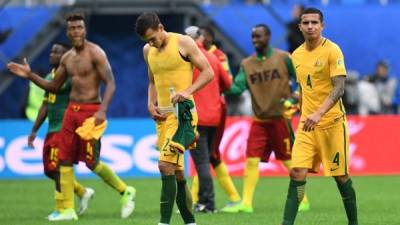 Australia's defender Trent Sainsbury (C) leaves the pitch at the end of the 2017 Confederations Cup group B football match between Cameroon and Australia at the Saint Petersburg Stadium on June 22, 2017. / AFP PHOTO / Kirill KUDRYAVTSEV