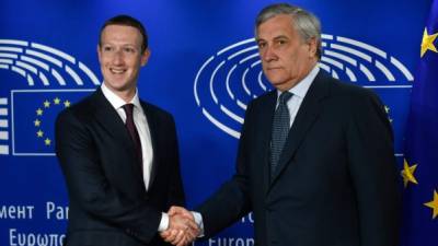 Zuckerberg fue recibido en Londres por el presidente del Parlamento Europeo, Antonio Tajani./AFP.