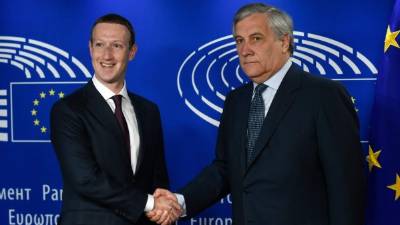 Zuckerberg fue recibido en Londres por el presidente del Parlamento Europeo, Antonio Tajani./AFP.