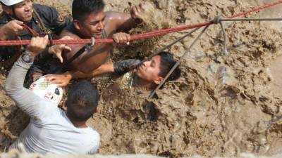 Perú intenta reponerse de los estragos causados en sus costas por avalanchas de lodo y piedras así como por el desborde de ríos que golpearon la capital y se ensañaban con la zona norte, inundando ciudades y cortando carreteras.