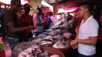 Hay consumidores que desde ya están cotizando los productos de mar en el mercado Medina. Foto: Melvin Cubas.