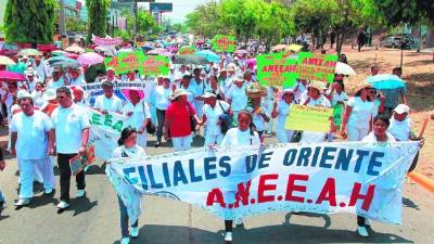 Las enfermeras protestaron por más salarios.