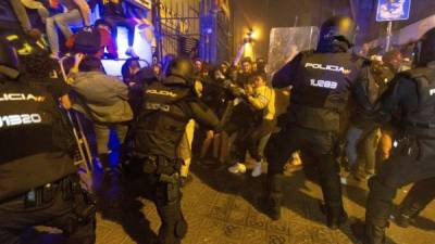 La policía carga contra los manifestantes junto a la Delegación del Gobierno de Barcelona durante la manifestación convocada por los CDR que se celebra hoy martes en la segunda jornada de protestas contra la sentencia condenatoria del Tribunal Supremo a los líderes independentistas del procés. EFE/Enric Fontcuberta