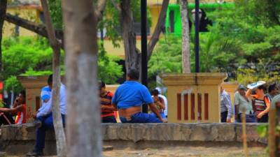Los sampedranos buscan lugares al aire libre para soportar el calor.
