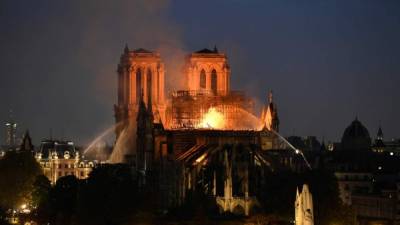 Un gran incendio se produjo en la histórica catedral de Notre-Dame en el centro de París, que provocó llamas y enormes nubes de humo gris que se elevaban hacia el cielo.