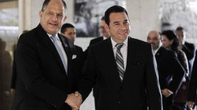 El presidente de Costa Rica Luis Guillermo Solís saluda al presidente electo de Guatemala Jimmy Morales. EFE.