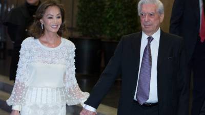 Mario Vargas Llosa e Isabel Preysler, a su llegada a la cena.