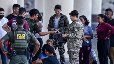 El Gobierno del republicano Greg Abbott anunció que reforzará la seguridad en la frontera sur de Texas con el despliegue de más elementos de la Guardia Nacional para frenar el paso de miles de migrantes que ingresan a diario ilegalmente a los Estados Unidos.