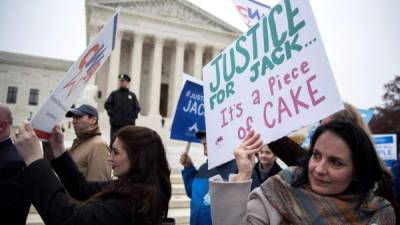 Varias personas se manifiestan en contra y a favor del pastelero Jack Phillips junto a la Corte Suprema de Washington DC. EFE/Archivo