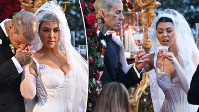 Travis Barker y Kourtney Kardashian el día de su boda en Italia.