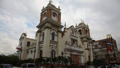 La catedral metropolitana se encuentra frente al parque central general Luis Alonso Barahona de San Pedro Sula, su edificación es en cruz latina, con bóvedas que sostienen una cúpula central, la que está rodeada con las pinturas de los apóstoles. La fachada la complementan dos torres campanarios a ambos lados.