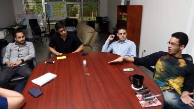 Los jóvenes se reúnen diariamente en su oficina de la residencial El Barrial para definir estrategias y analizar qué más productos tecnológicos pueden ofrecer.