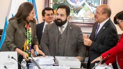 La ministra de Finanzas, Rixi Moncada, entregó al presidente del Congreso Nacional, Luis Redondo, el proyecto de presupuesto 2024.