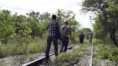 Miles de migrantes pasan por El Salvador, Honduras, Guatemala y México antes de llegar a los Estados Unidos, pero muchos mueren en el intento. Foto referencial AFP.