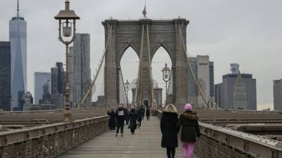 El puente de Brooklyn permanece sin nieve en un inusual invierno en Nueva York.