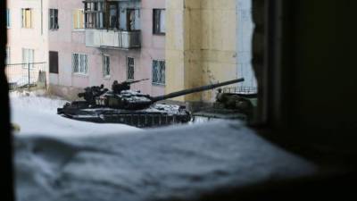 Las fuerzas rusas y ucranianas siguen enfrentándose con armamento pesado a pesar de los acuerdos de paz.