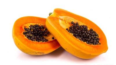 La papaya es ideal para tratar inflamaciones, supuraciones de pus, callos, verrugas, granos y otras enfermedades cutáneas.