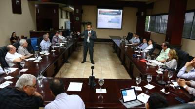 Roberto Salinas presenta el nuevo esquema del IHSS a los empresarios de la zona norte.