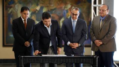 El presidente Juan Orlando Hernández encabezó ayer la firma del contrato.