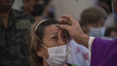 La feligresía católica madrugó este miércoles para participar en el inicio de la cuaresma con la imposición de las cenizas, que este año se realizó ya de manera normal, siempre guardando algunas medidas de bioseguridad.