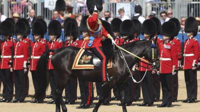 El Príncipe William de Gran Bretaña, Príncipe de Gales, saluda mientras lleva a cabo la Revisión del Coronel en el Desfile de la Guardia a Caballo en Londres el 10 de junio de 2023 antes del Desfile del Cumpleaños del Rey Carlos III.