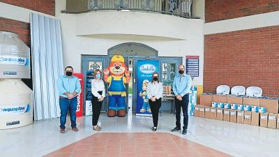 El presidente de la CCIC, Eduardo Facussé; la gerente de mercadeo de Larach y Cia, Carmen Fléfil; la rectora de Mhotivo, Karla Kivet, y Jared Calderón, de mercadeo de La Prensa, en la entrega de la donación realizada ayer por la Casa del Castor.