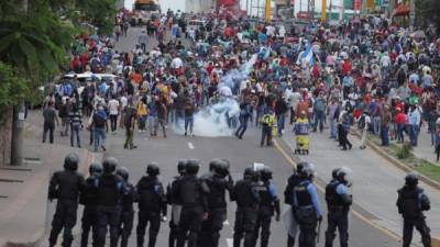 Miles de manifestantes en Honduras se enfrentan a agentes de la Policía en fuertes protestas.