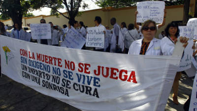 Los médicos protestaron ayer por varias horas frente a la Casa Presidencial para exigir el pago de sus salarios.