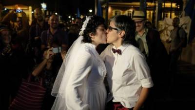 La boda de Mario Arias y Roberth Castillo será la primera que se haga en forma pública. Foto: AFP