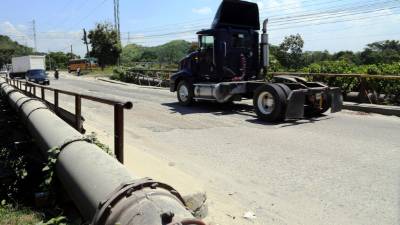 Muchas rastras circulan diariamente por el puente de la salida vieja a La Lima.