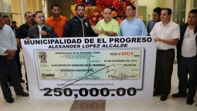 El momento cuando se desarrolló la donación al equipo Honduras Progreso de parte de la alcaldía progreseña.