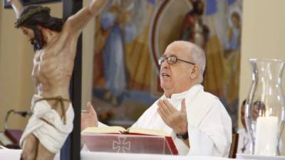 El sacerdote español Saturnino Senis, párroco de la catedral de San Pedro Apóstol de San Pedro Sula, falleció en la tarde del miércoles a causa de complicaciones derivadas del cáncer.