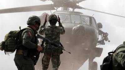 Miembros de la Policía y del Ejército de Colombia en una jornada de erradicación de cultivos ilícitos en zona rural de San Pablo, sur del departamento de Bolívar.