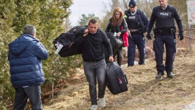 Dramáticas imágenes dejan en evidencia el éxodo de inmigrantes hispanos hacia Canadá impulsados por el temor a las deportaciones masivas que la nueva administración de Donald Trump planea llevar a cabo en los próximos meses. Fotos AFP.