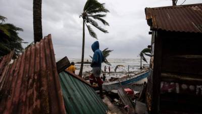 La tormenta tropical Iota se disipó este miércoles pero continúa amenazando con fuertes lluvias, inundaciones y deslizamientos de tierra a Centroamérica después de causar al menos una decena de muertes y destrucción en esa región y en la isla colombiana de San Andrés.