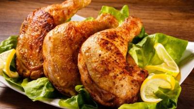 Sirva el pollo rostizado con una ensalada.