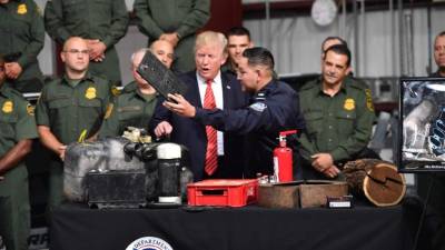 El magnate se reunió con agentes de la patrulla fronteriza durante su visita a Yuma.